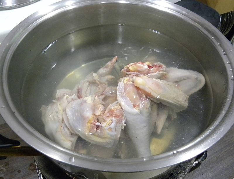 惡女傭離職不成 捉小主人手放鍋裏煮咖喱