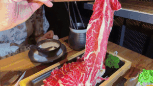 排队5小时!网红凑凑火锅来新加坡了!锅底无限续、奶茶免费喝!菜品大曝光