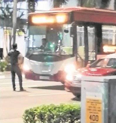 疑不满巴士车长没“等”他 怒汉挡巴士 放狠话:来撞我