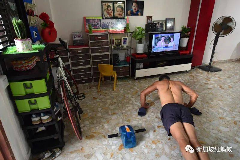 中国有68岁“撸铁奶奶” 新加坡也有一群七旬“撸铁爷爷”