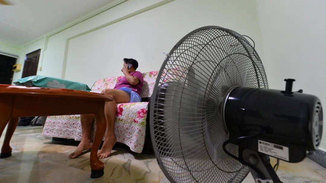 屋顶遮阳板撤下 居民诉：组屋像大烘炉