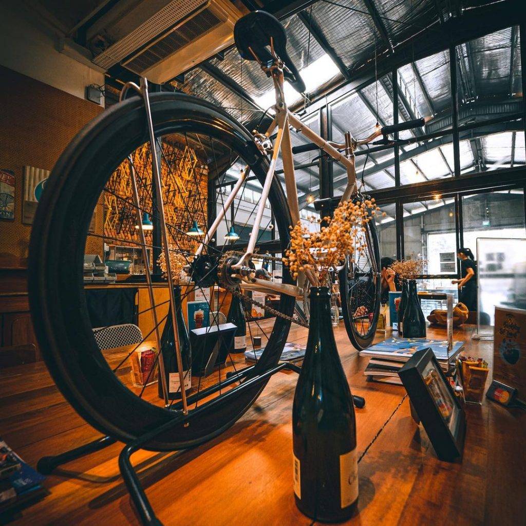 舊倉庫的秘密🤫 Wheeler's Yard獨立式單車咖啡廳🚴‍♀️ 硬朗工業風+藍色大閘門個性又帶感