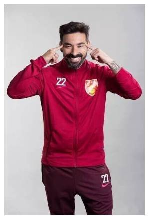 法國女生做這個動作侮辱華人，在新加坡被炮轟！亞洲蹲，一個碾壓歐美的姿勢