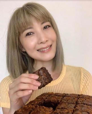 糕點訂單一小時破千 歐萱被酸 “搶飯碗”