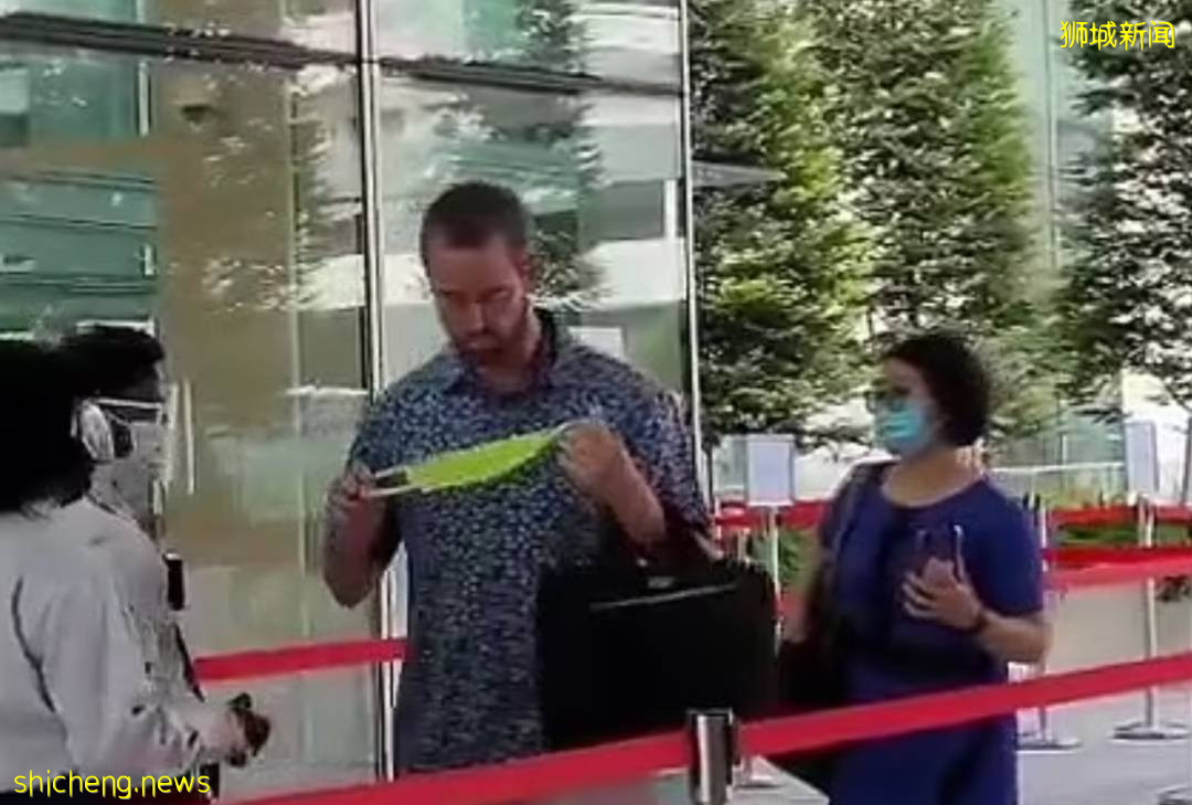在新加坡不戴口罩的英国人,终于被判坐牢+遣返!女粉丝大闹法庭