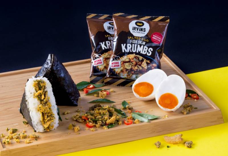 🇸🇬 新加坡著名鹹蛋魚皮 Irvins Salted Egg x 7Eleven 聯名推出新搞作！ 全新推出鹹蛋魚皮三角飯團 + 贏取超值 Irvins大禮包