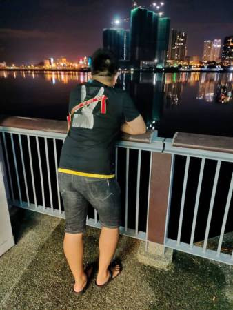 望著燈火通明的故鄉 馬勞想家了