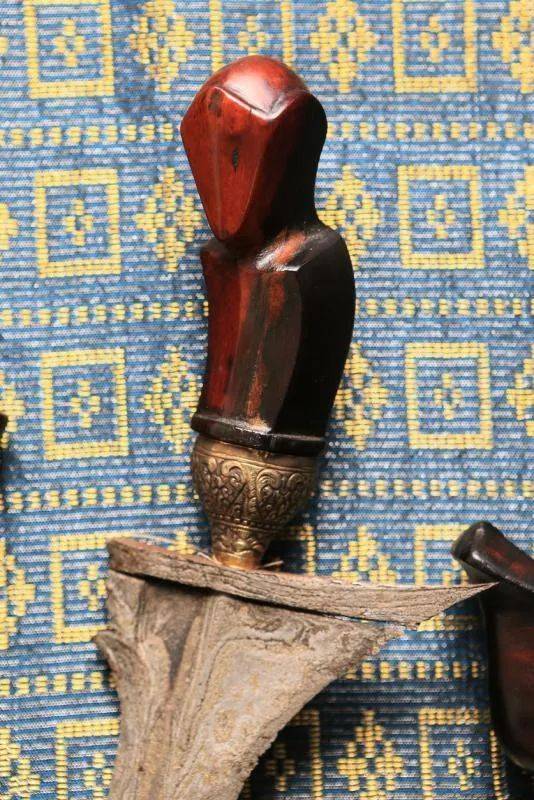 身体是弯曲的“娜迦”蛇神;把是含羞的公主,此物为残酷的雅美