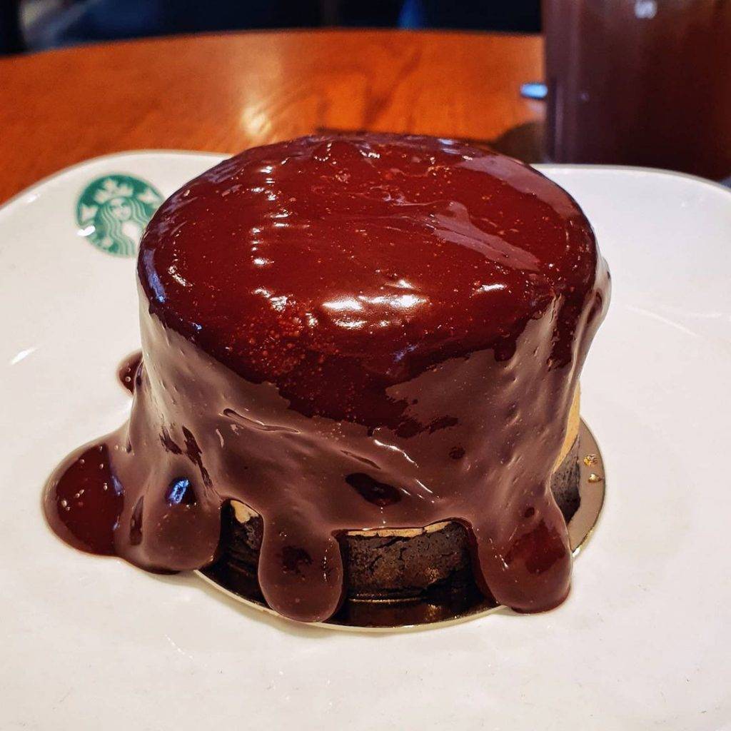 全島熱賣中🔥Starbucks新品巧克力摩卡蛋糕🍫瀑布巧克力醬傾瀉而下，甜蜜暴擊來襲✨