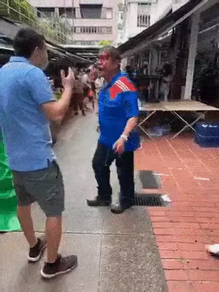 視頻曝光！新加坡兩男子大街上憤怒互毆，一人滿臉是血