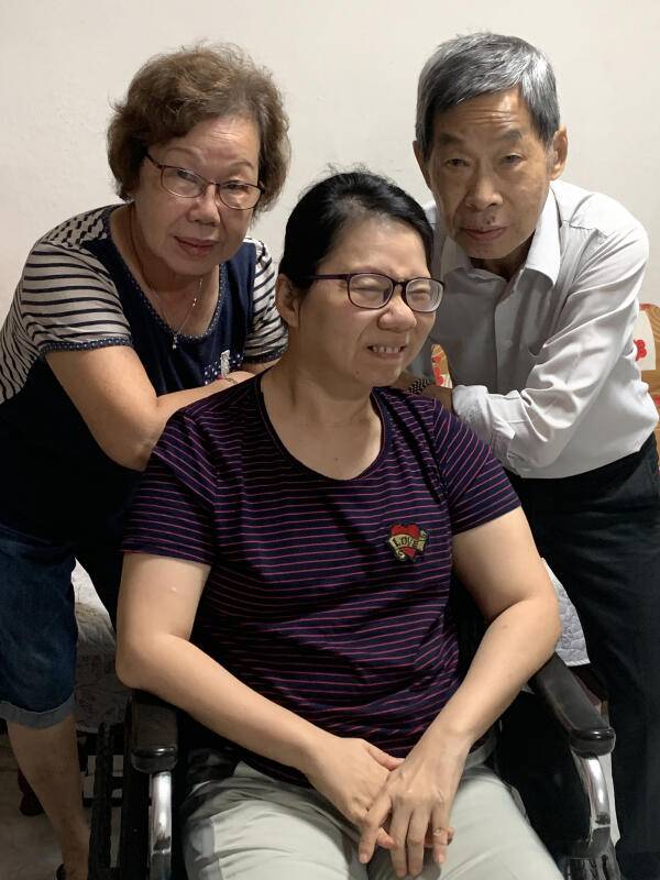 疫情冲击每月亏损 老裁缝为了女儿苦撑