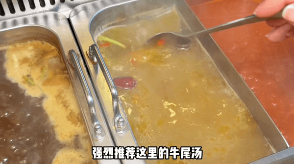 一邊K歌一邊涮火鍋，純正潮汕火鍋來了！5月份到店用餐即可享有：免費湯底+小龍蝦🤩 私人包廂備有K歌設施