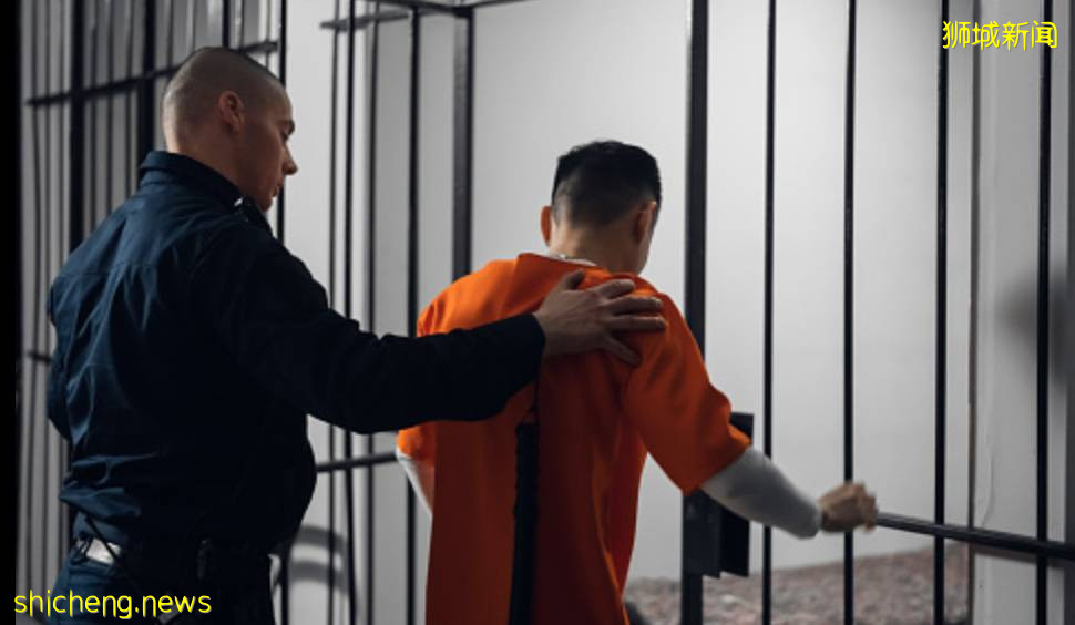 骗完亲爹骗女友!新加坡男子盗用20万+新币,称因被中国伙伴骗