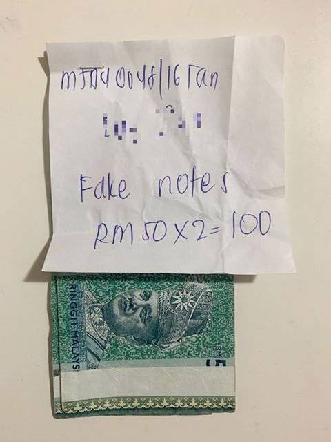 提款机吐伪钞？ 女郎按钱后消费被退款