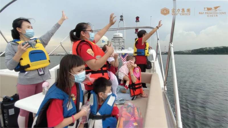 房地产商开出游艇载20户家庭到海峡边界,同滞留新国家人“相会”