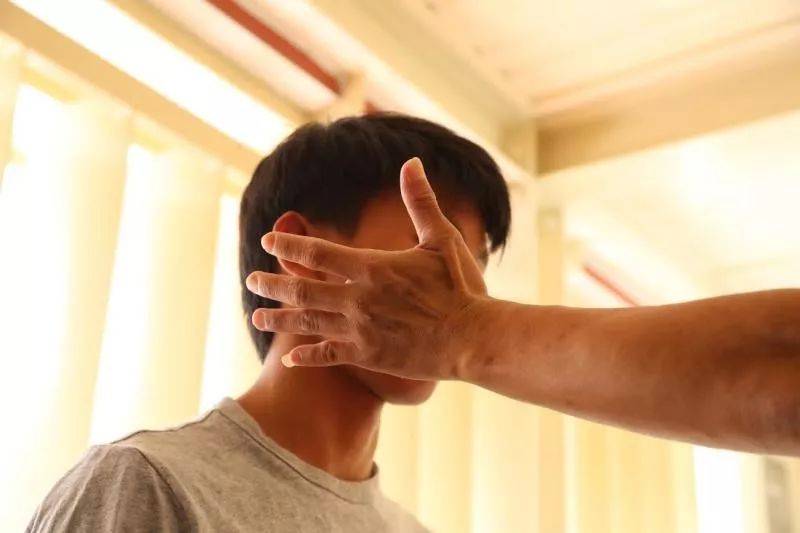 儿子在学校被欺负，父亲代他出头打人