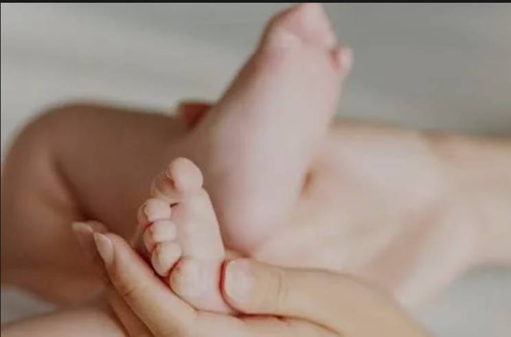 世界首例自帶新冠病毒抗體的嬰兒在西班牙誕生?首例不是在新加坡嗎