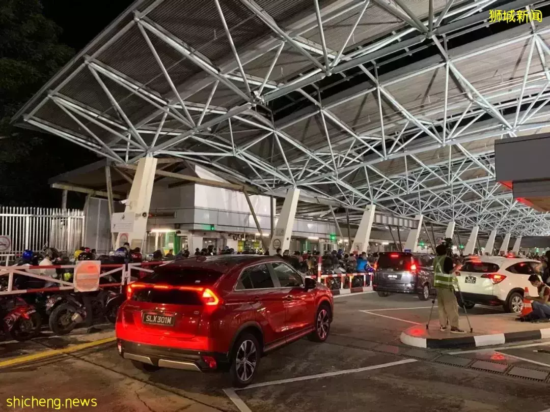 10000人!实拍新马通关历史一刻:长堤狂奔、百米人龙、深夜欢呼