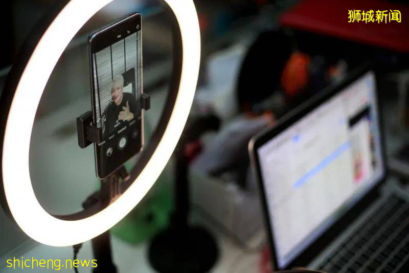 疫情暴发,街头表演活动戛然而止,在漫长的16个月里,本地街头艺人如何生活