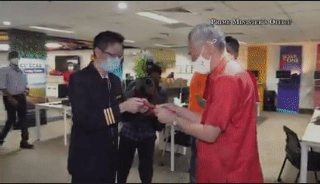 新加坡第一網紅過年忙啥呢?秀恩愛?發紅包?還是玩自拍