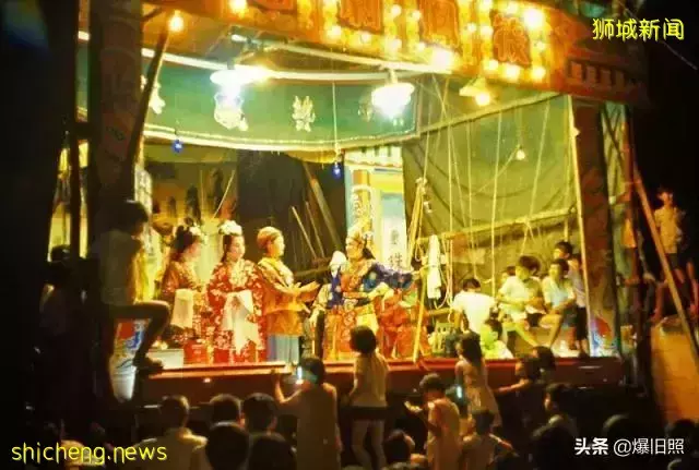 45 張照片,捕捉 1971 年新加坡的街景,來尋找中華文化的痕迹吧