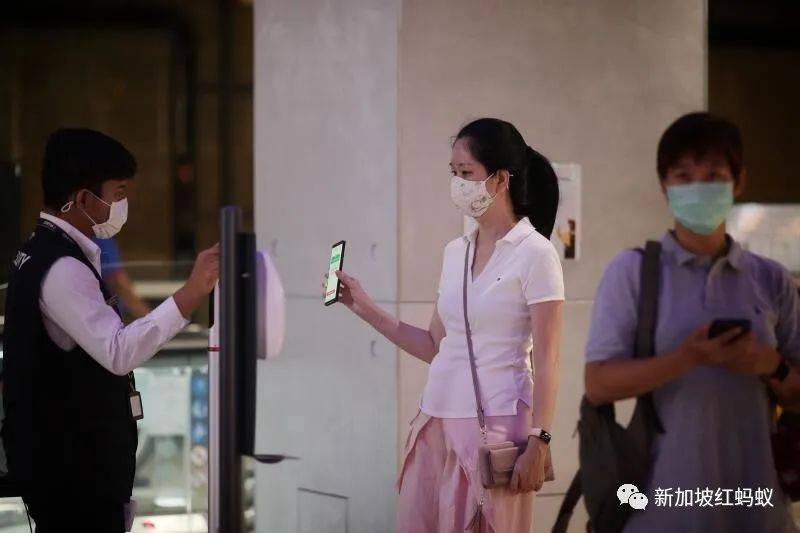 冠病疫情初期對“合力追蹤”說不的新加坡人，現在不得不 Say Yes了