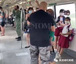 社交安全意識太強? 獅城女子搭地鐵因旁人站太近直接開罵