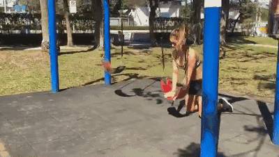 新加坡健身小哥沟渠栏杆练腹肌,网友大赞创意十足