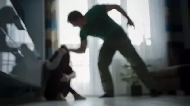 疯传!陕西男子家暴视频看怒网友,妻子一边被打一边安慰孩子