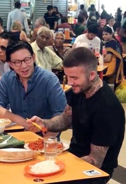 现身新国小贩中心 柏罕用筷子吃炒面