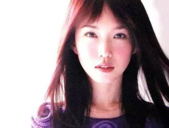 新加坡第一美女近照,穿三角裤腿长,49岁皮肤如同20岁美少女