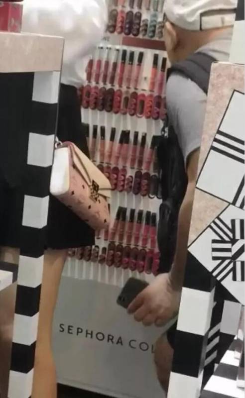 新加坡美妆店“擒狼记”...色狼偷拍，“擒狼”在后