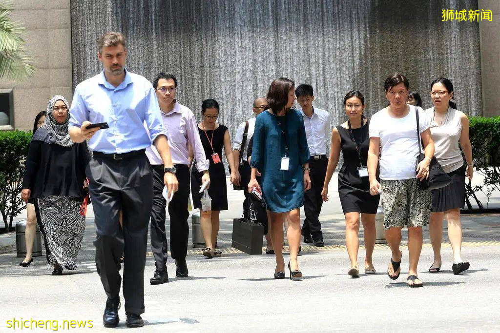 李显龙表示，新加坡将逐步收紧外国人就业政策