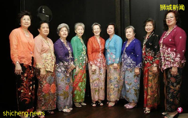 来看土生华人女子穿的娘惹卡峇雅，每一件要缝制两个月才能完成，现在新马各族喜欢在这场合穿它