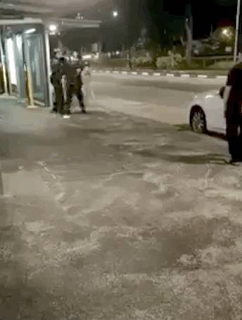 新加坡版“李剛”來了！一男子打人後叫囂：你知道我媽是誰嗎