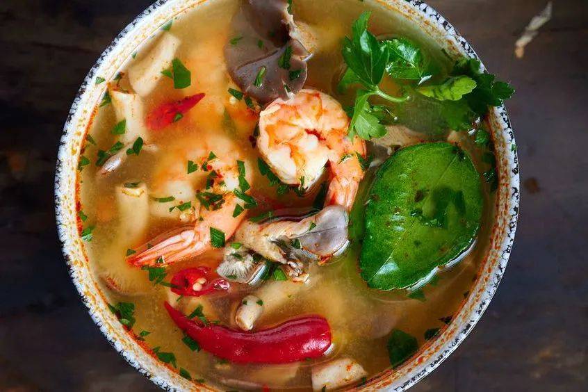 狮城的雨季来一口热辣暖胃的“冬阴功汤”，整个人仿佛回到泰国