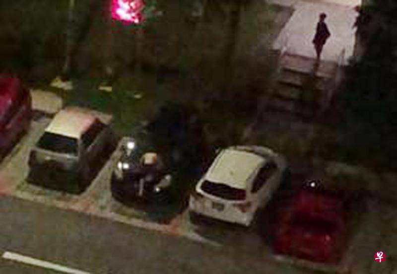 青年停车场大闹 · 跳上轿车踩破挡风镜