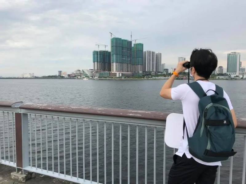 房地产商开出游艇载20户家庭到海峡边界,同滞留新国家人“相会”