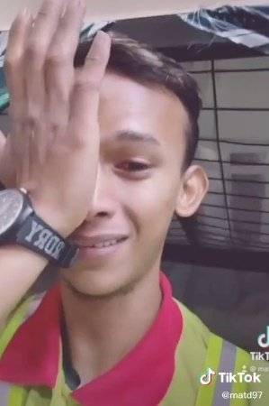 收家人开斋节包裹 越堤族思乡落泪