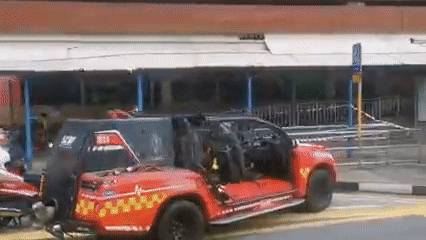 實拍新加坡巴士撞進德士站!頂棚倒塌、多人受傷,部長到場