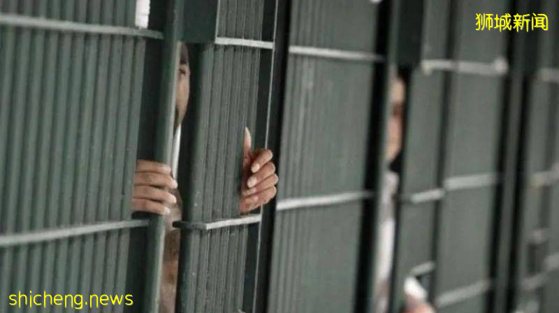 “孩子在新加坡学校被老师用鞭子打了，大腿都抽肿了我们却不知道……”