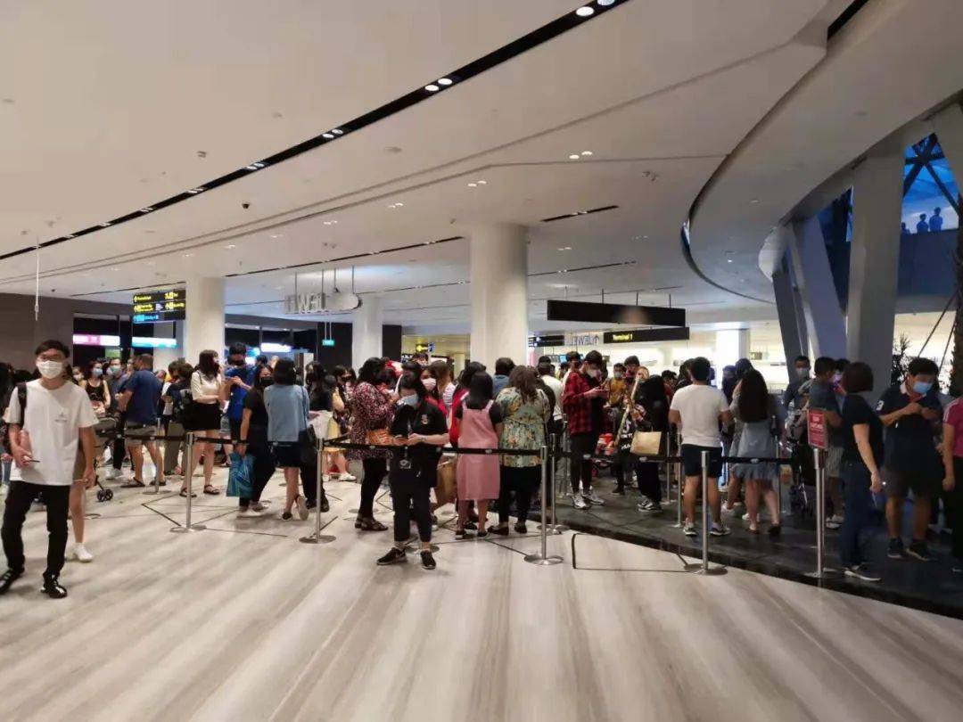 擠！爆！了！2020在家待了一整年，年底了，全新加坡的人都上街排隊