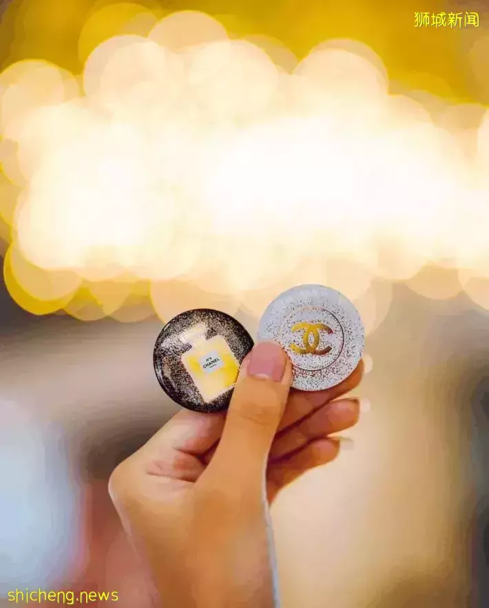 乌节路巨型香奈儿圣诞树!超美超梦幻,打卡拍照还可以领取Chanel徽章哦