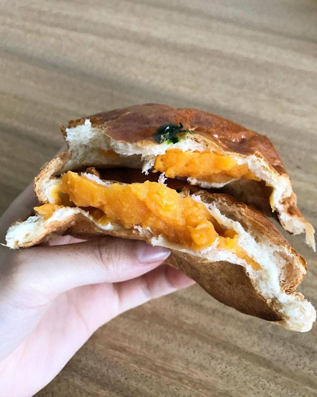 传统美食热烘烘!挂着彩虹的厚吐司🌈 新加坡老字号面包坊🍞经典美味,飘香千里