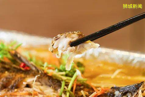 全場烤魚免費吃？烤串買10送5？居然還能打包回家？這是什麽神仙福利