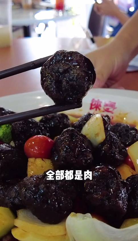 人均$15吃滿滿一桌!組屋樓下魚頭爐,湯底熬制5小時,太鮮了