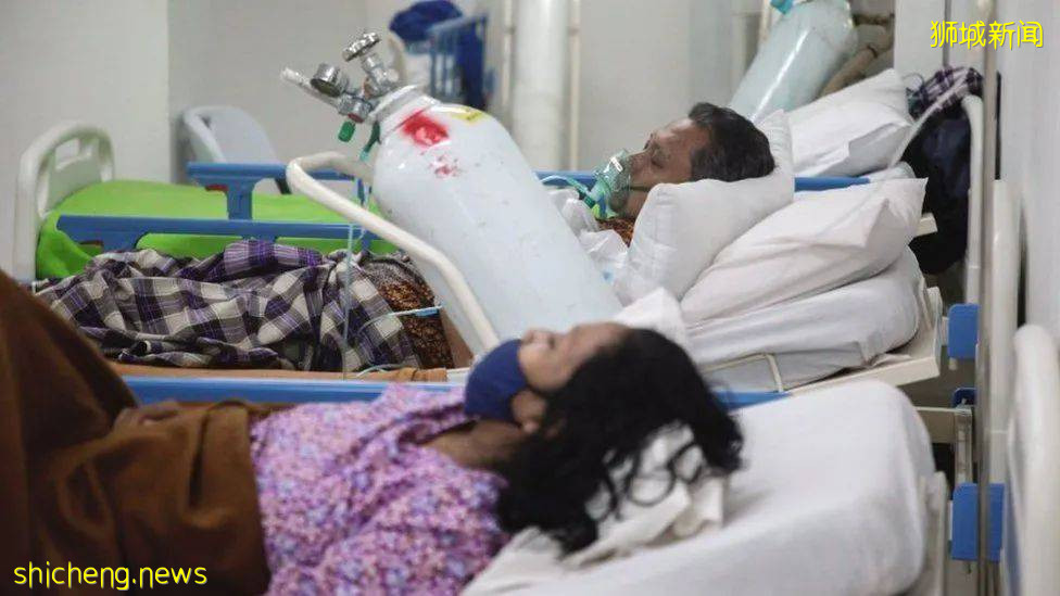 印尼淪陷!日增近4萬例、上千人死亡!警察扮鬼、民衆搶牛奶,新加坡送救援物資