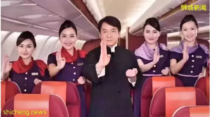 成龙和空姐搂肩照流出,还要电话、地址?女方回应!他两次为新加坡做好事而被骂