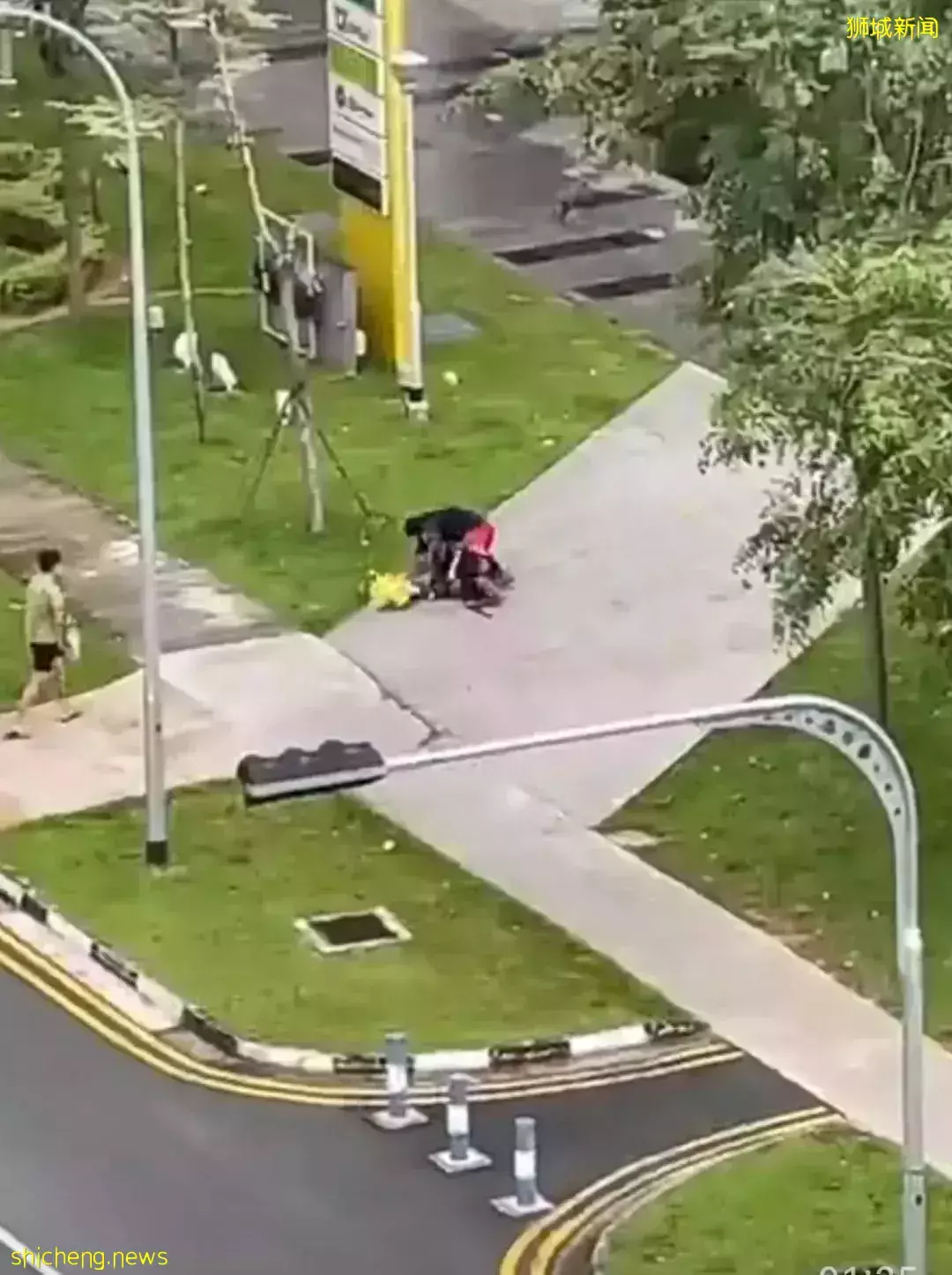 光天化日，新加坡一男子馬路上揮劍砍車砍人,警方已將男子逮捕