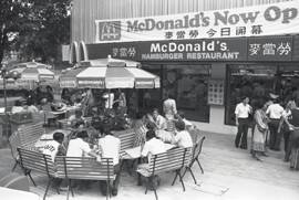 麦当劳全面关店，张文宏医生评价新加坡防疫